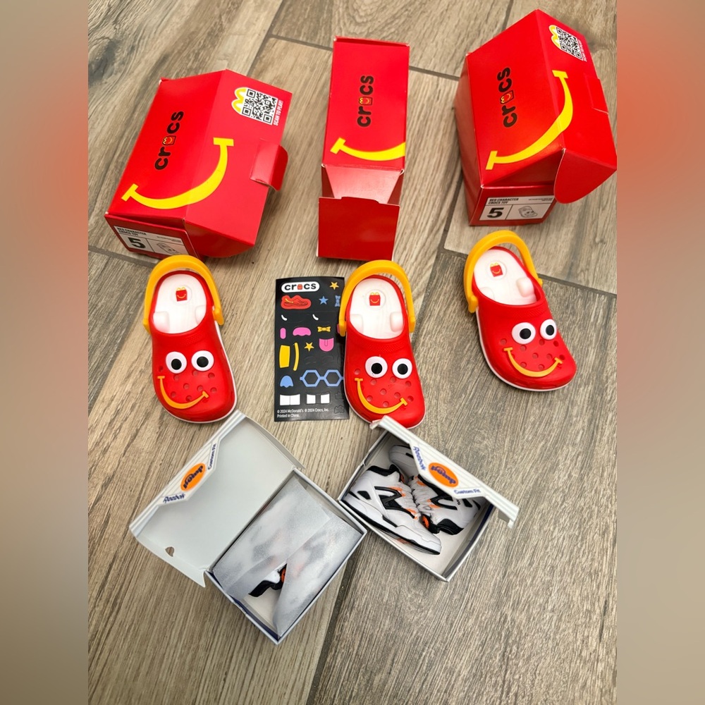 Bundle McDonalds Crocs  & Reebok Pump it Up Shoe Minis Toys